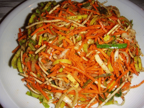 Морковно–помидорный салат с маринованным луком