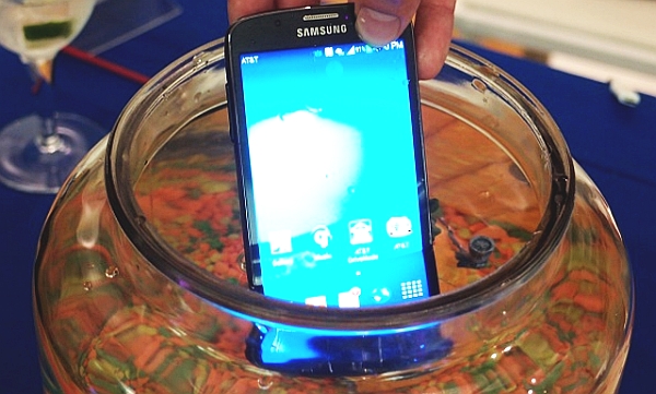 SAMSUNG GALAXY s4 Active: смартфон может погружаться на глубину 1 м примерно на 30 минут
